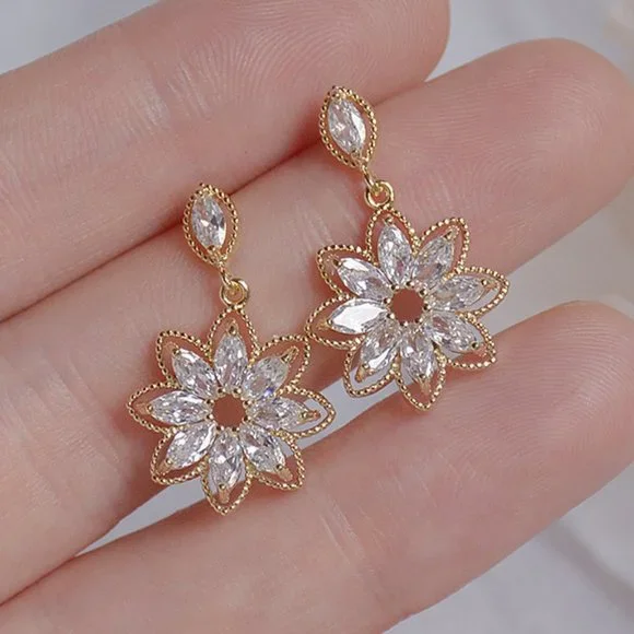 NEW 14K Gold Plated Diamond Snowflake Flower Earrings - Picture 1 of 4